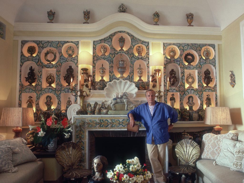 FRANCO ZEFFIRELLI NELLA SUA CASA DI POSITANO, 1984. (PHOTO BY SLIM AARONS/HULTON ARCHIVE/GETTY IMAGES)