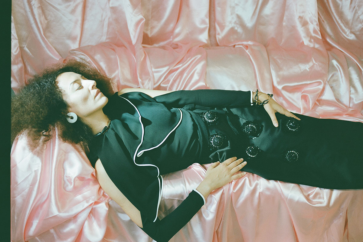 DRESS VALENTINO, SKIRT CHRISTOPHER KANE, ROSE GOLD AND KOGOLONG EARCLIPS VERSO, NECKLACE IN GOLD AND EBONY CALLA AND ROSE GOLD AND EBONY CHAIN OTTOVOLANTE ALL VHERNIER