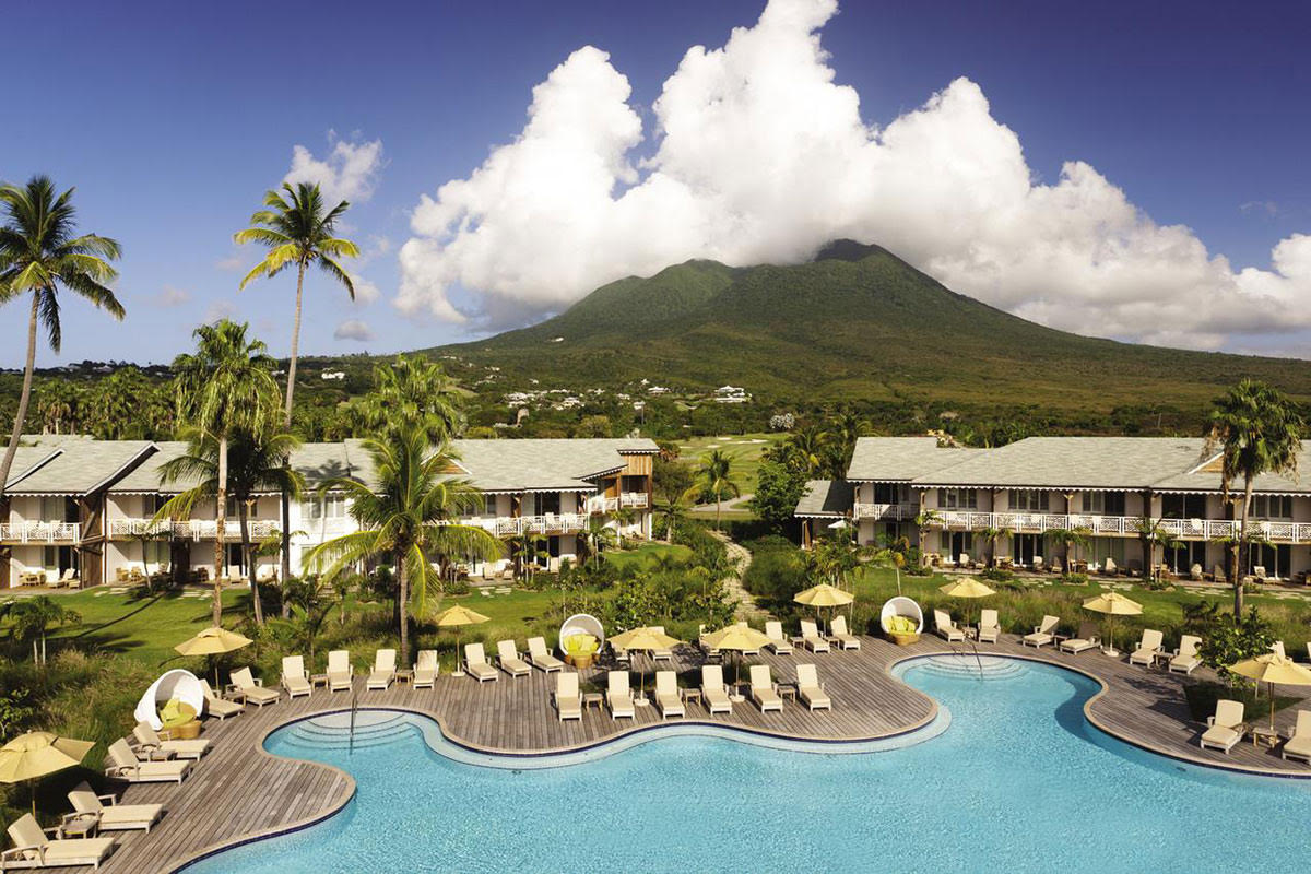 VIEW OF THE SWIMMING POOL