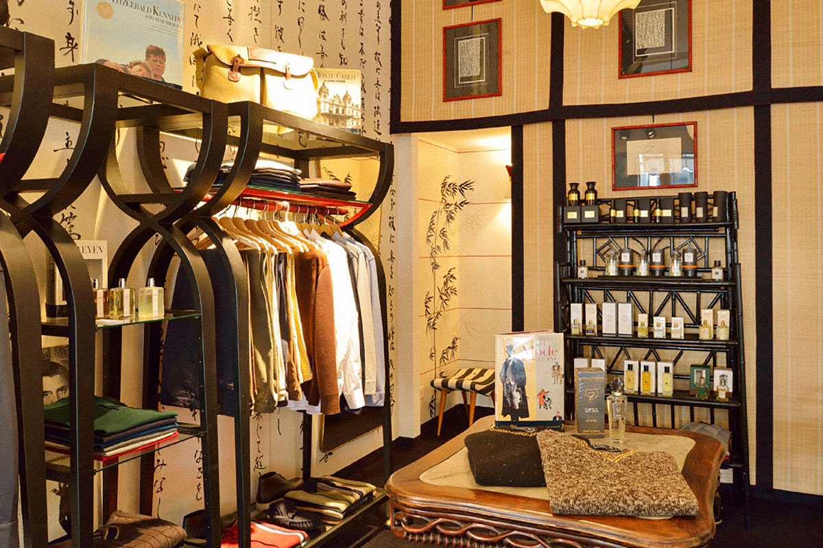 DETAIL OF THE CLOTHING STORE
