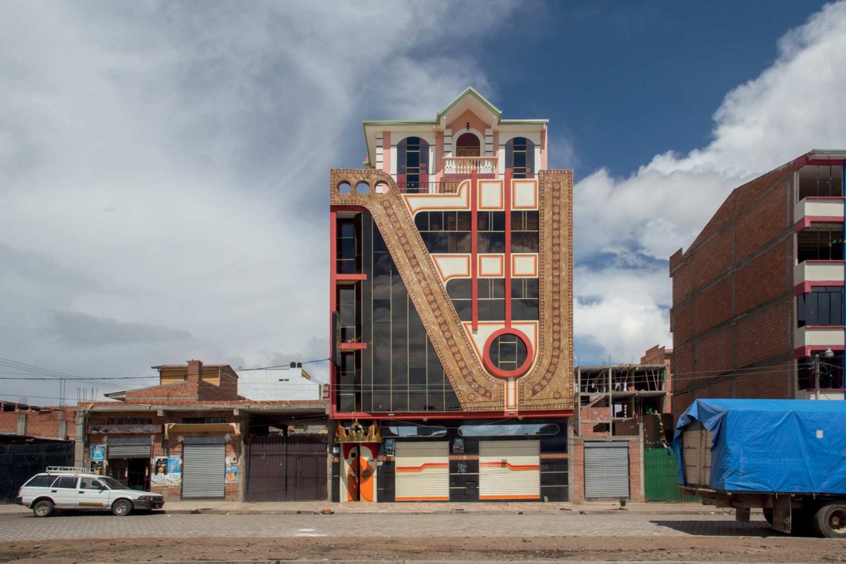 Lampoon MIRKO CECCHI, IL PALAZZO CHOLET DI FREDDY MAMANI A EL ALTO, LA PAZ IN BOLIVIA