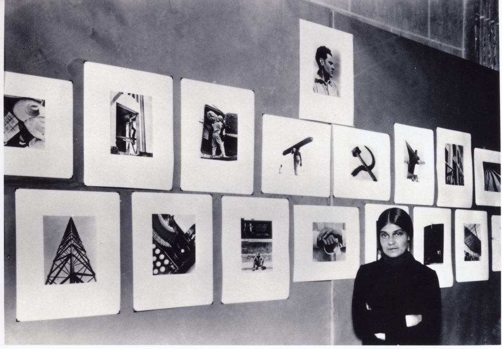 Enrique Diaz (incerto), Tina Modotti davanti a una sezione della sua mostra, Città del Messico, dicembre 1929, Archivi Cinemazero - Pordenone