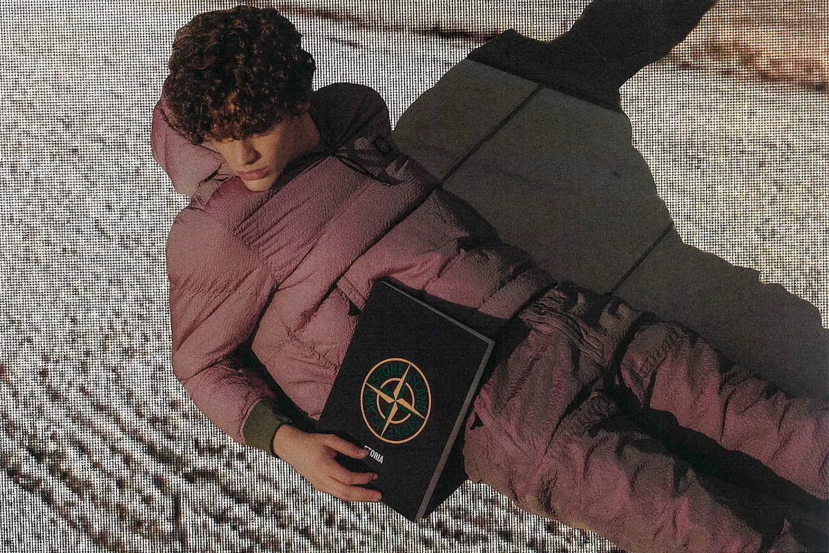 4/6 Anorak and trousers made of a shiny nylon fabric in warp and colored polyester in weft by Stone Island, styling Alessandra Mastantuoni, ph. Alessandro Lo Faro