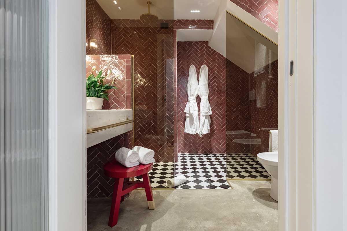 Vico Milano, view of the bathroom in which tiles on the floor and on the walls represent a fundamental aspect of the interior design