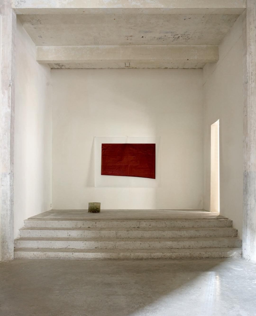 Veduta della mostra Rien ne change de forme comme les nuages, si ce n'est les rochers, personale, Axel Vervoordt Gallery, 2017.