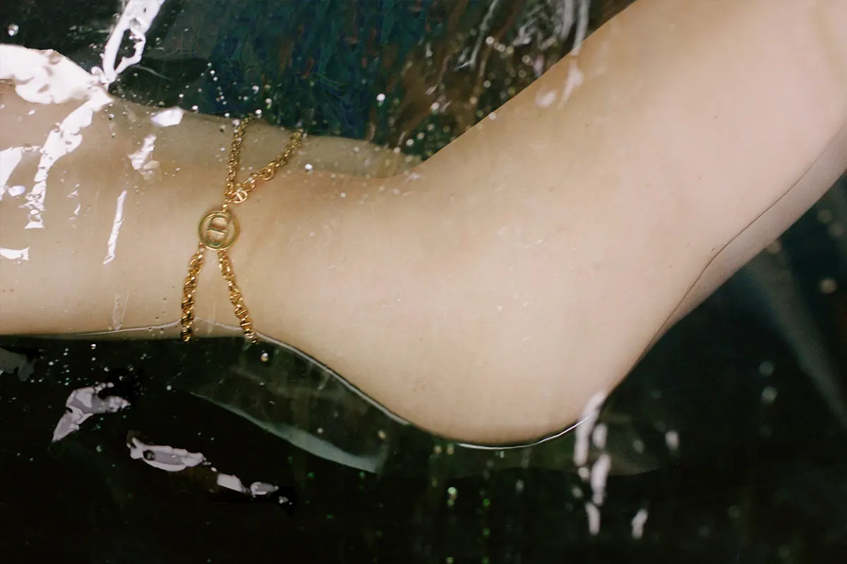 1/10 Chain belt Dior. Photography Marije Seijn and Annie Van Noortwijk, Styling Misha Kratina