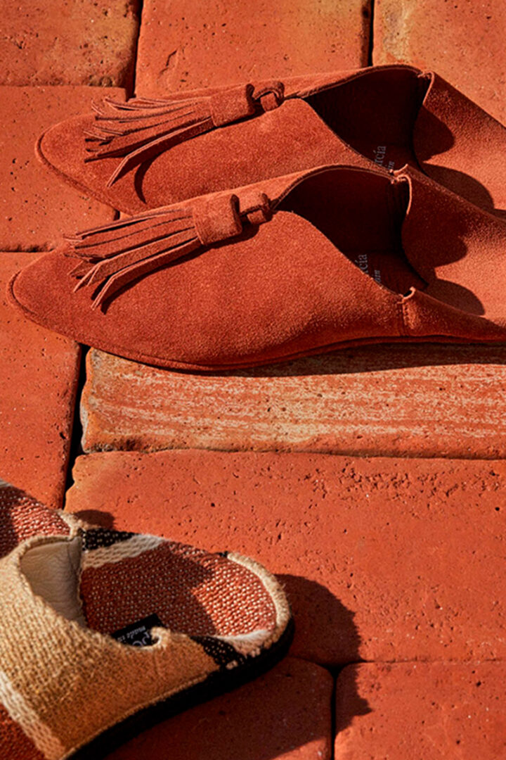 Lampoon, Lubna: tasselled loafers in terracotta and black castoro suede