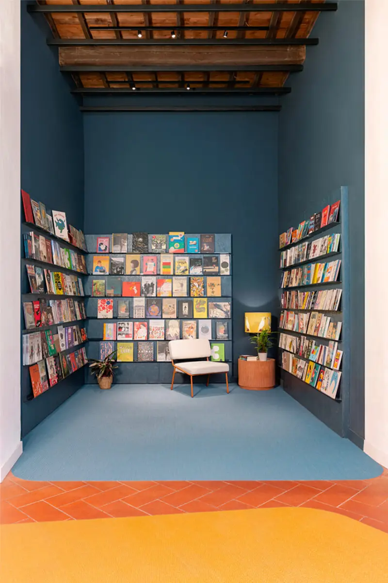 Libreria Brac, Firenze, publications displayed on shelves