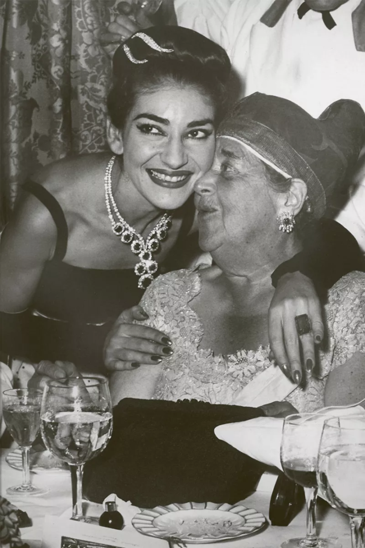 Maria Callas e Elsa Maxwell - da _A Beautifiul Set_ edito da Leonardo International