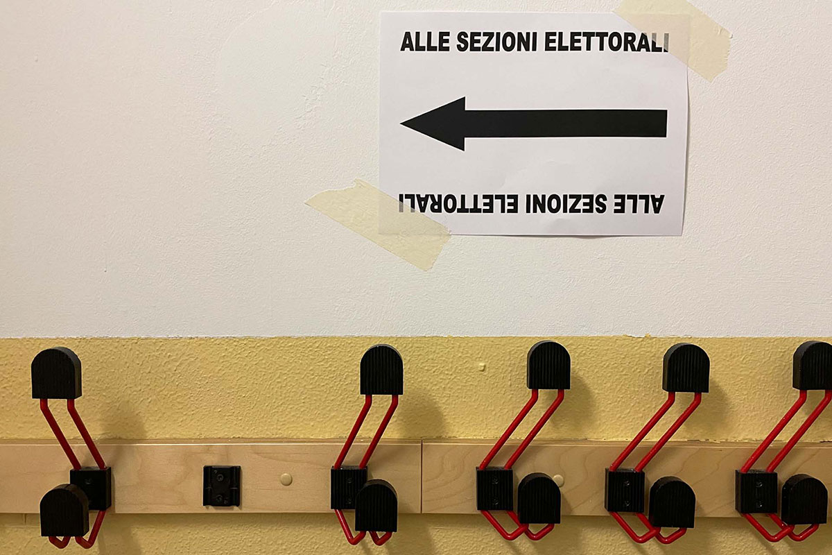 Sede elettorale in Via della Spiga, luogo emblematico per la classe intellettuale del centro città che ha votato in netto contrasto con la tendenza nazionale