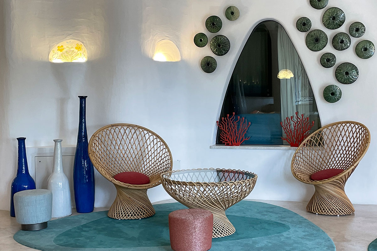 Interno del Romazzino, la seduta Primavera disegnata da Franco Albini e Franca Helg per Bonacina negli anni Cinquanta