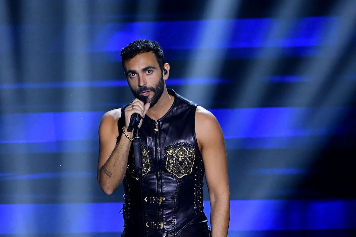 Marco Mengoni a Sanremo 2023, indossan archivio Gianni Versace 1993