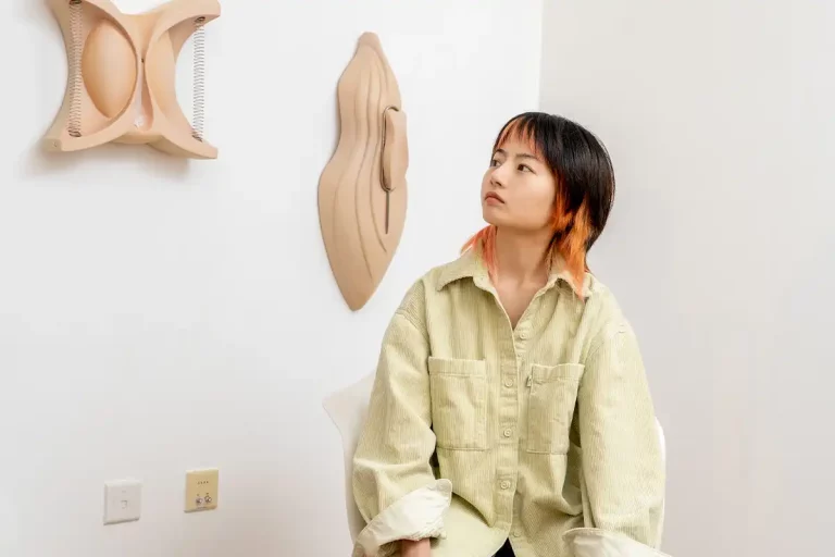 Lampoon, Portrait of Liao Wen in her studio