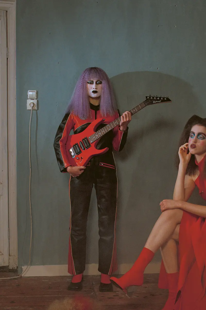 blazer and skirt FENDI, gloves ELLEN RAJALA, shoes COLLECTIE ARNHEM 