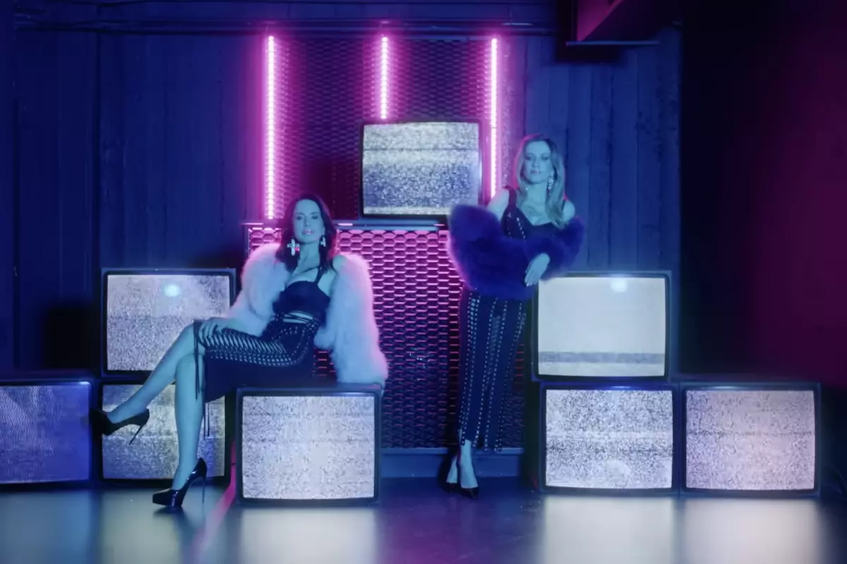 Furore, il brano di Paola e Chiara portato a Sanremo 2023, frame dal video del singolo