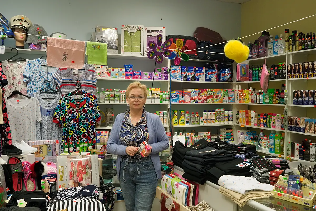 Lampoon, Tatiana, she owns a little shop in Narva