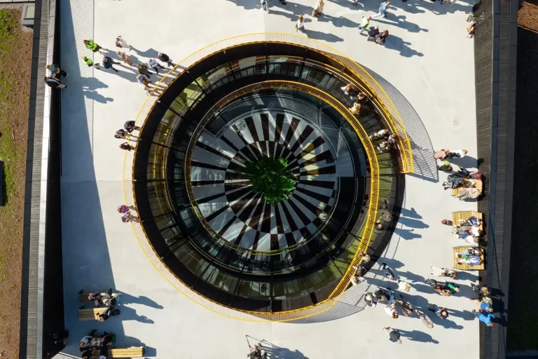 Lampoon, The building has 4 wings or arms, each of them dedicated to a specific task, and then they meet in the center at a roundabout. The center is a void space where production flows are organize
