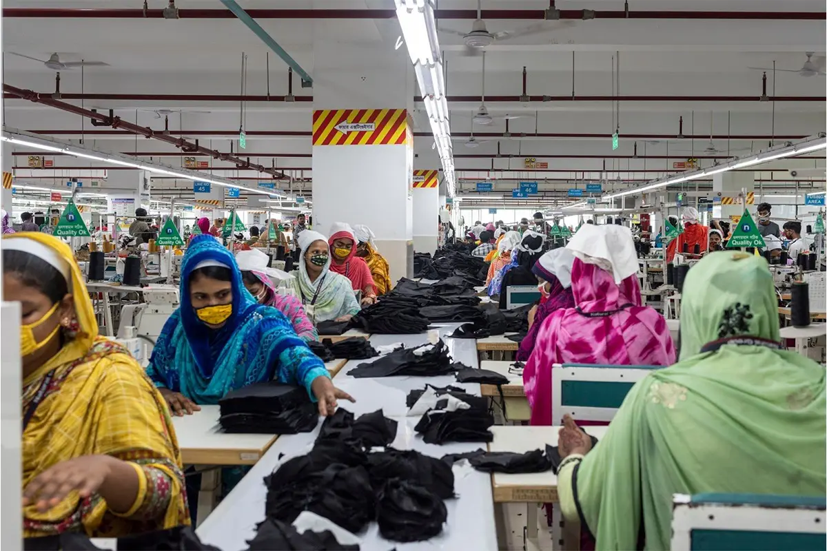 Lampoon, A group of women working at a garment factory in Bangladesh Claudio Montesano Casillas