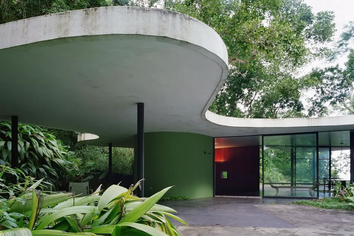 Unpacking Casa das Canoas, Niemeyer: making concrete sexier