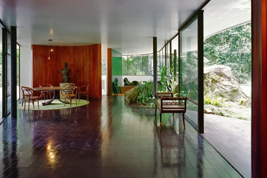 Unpacking Casa das Canoas, Niemeyer: making concrete sexier