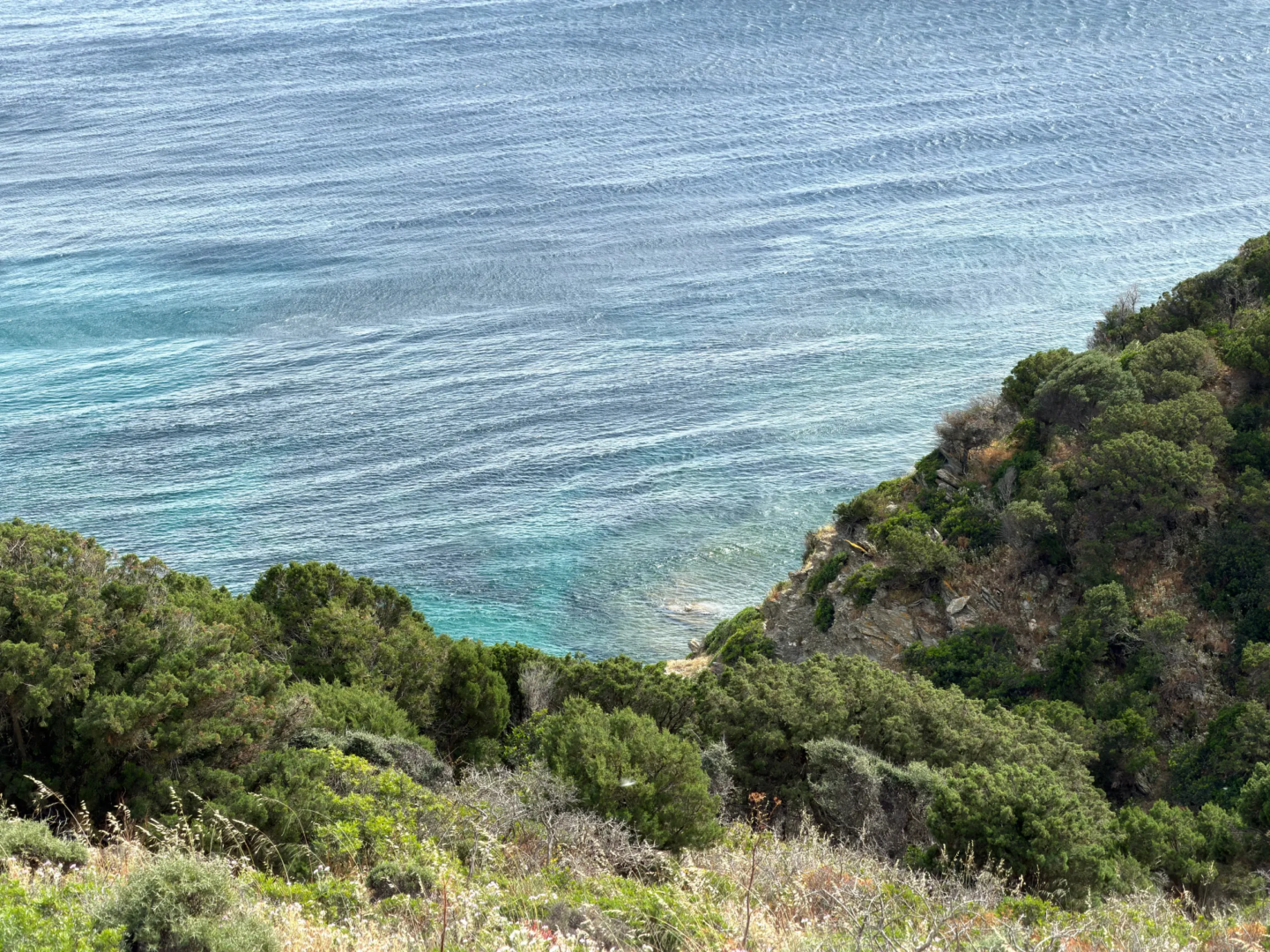 Punto panoramico di Teulada, con vista sulla costa del Sud Sardegna tra macchia mediterranea e rilievi costieri