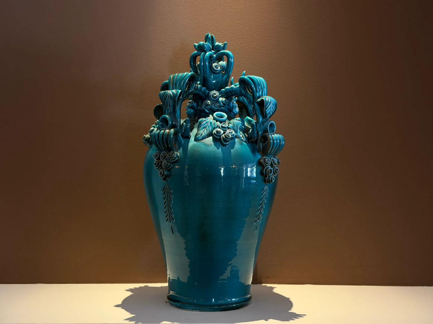 10. Vaso di Pretziada e Usai con pavoncelle stilizzate, ispirato ai motivi decorativi della tradizione sarda