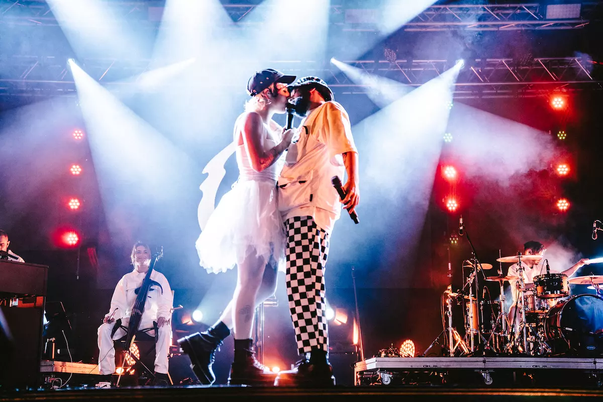 Il bacio del Coma Cose, al Miami Festival 2023, foto di Kimberley Ross