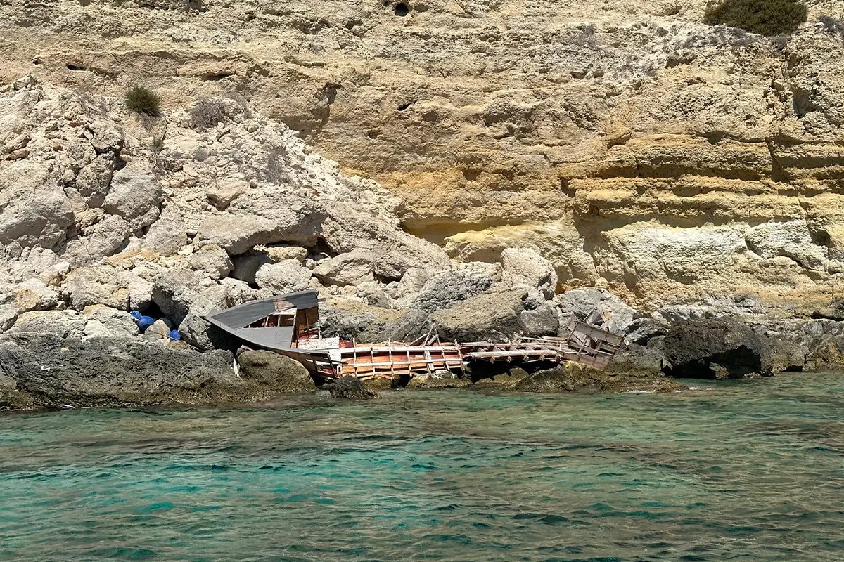 Lampedusa, Baia delle Acque Dolci, relitto di un'imbarcazione utilizzata dai migranti