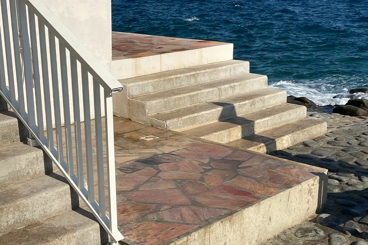 Les Roches Rouges - dettagli di architettura nel disegno degli scalini verso il mare