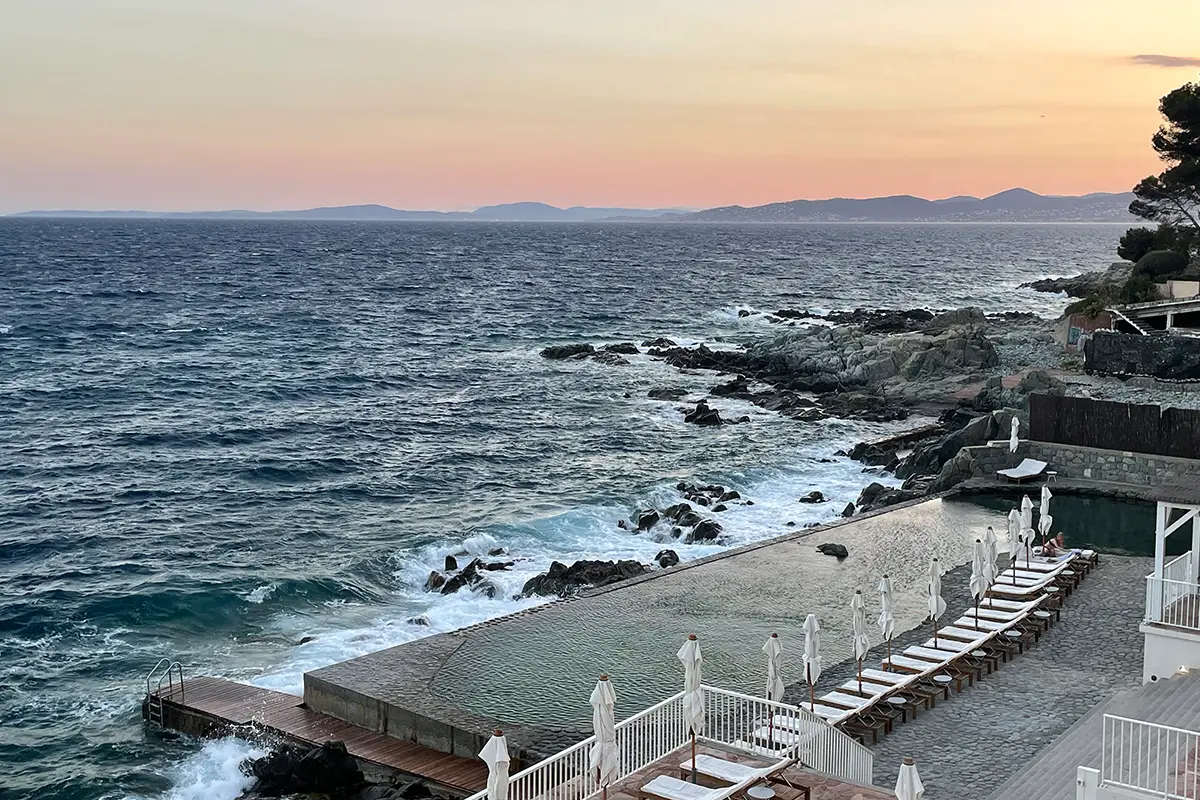 Les Roches Rouges - la piscina di acqua di sale al tramonto