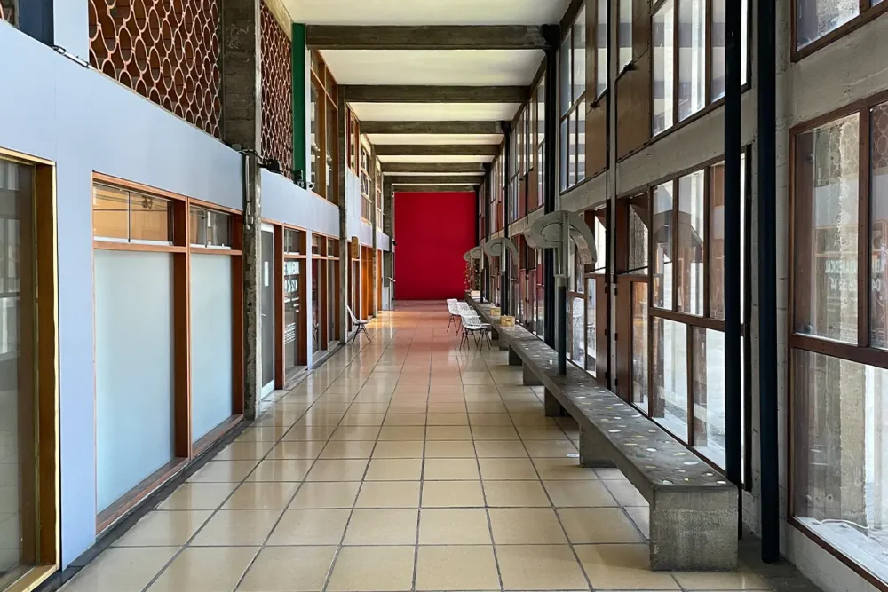Le Corbusier, Unite d'Habitation - il corridoio al terzo piano