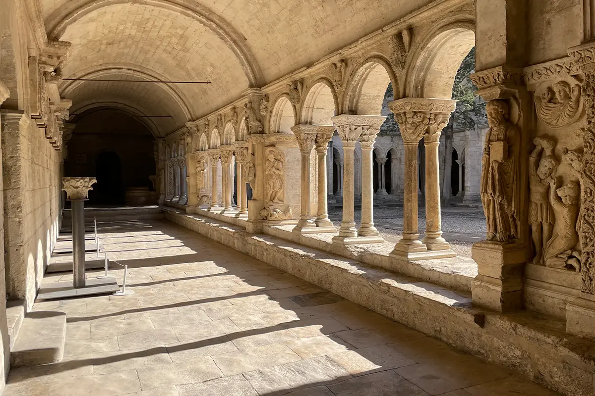 Arles, Chiostro di St. Trophime, il colonnato medioevale