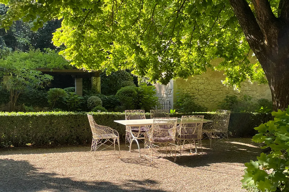 Baumanière Le Manor - un tavolo sotto le fronde di un tiglio a ombrello