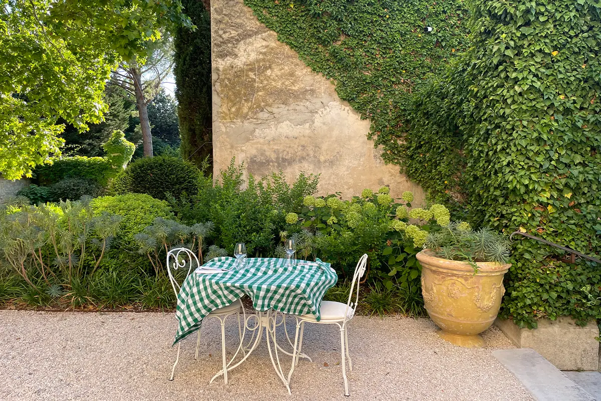 Le Galinier a Lourmarin, Luberon - un tavolo in giardino, la tovaglia a scacchi verde
