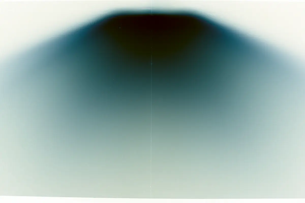 Protege Noctem di Mattia Balsamini, le fotografie analogiche raccolte in un libro che racconta l’inquinamento luminoso causato dalle ALAN (artificial lights at night)