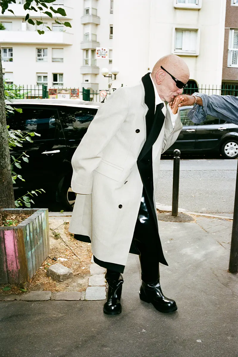 Lampoon, coat, shirt, pants, boots, tie and sunglasses Bottega Veneta