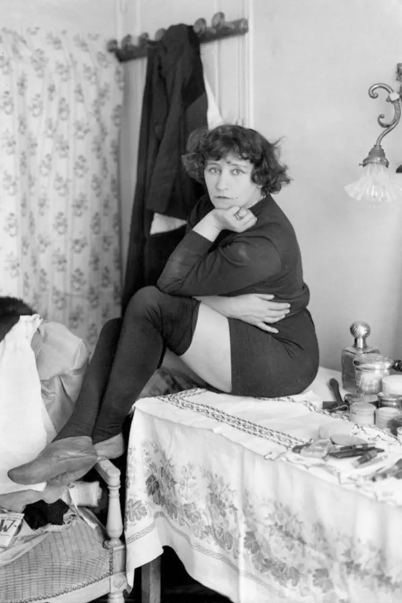 Lampoon, Colette portraited by Albert Harlingue in the days of her debut in Ba-Ta-Clan