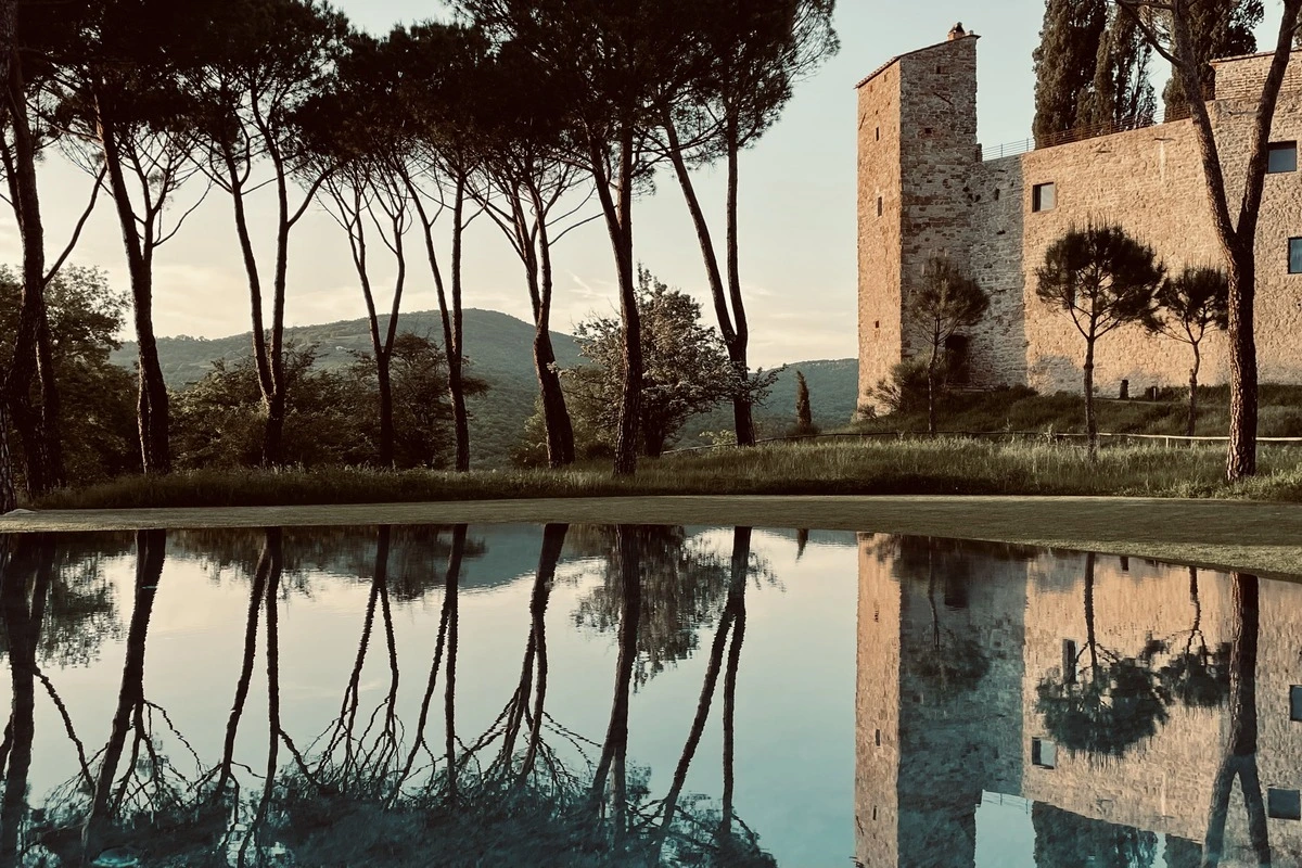 Reschio - la piscina e il castello