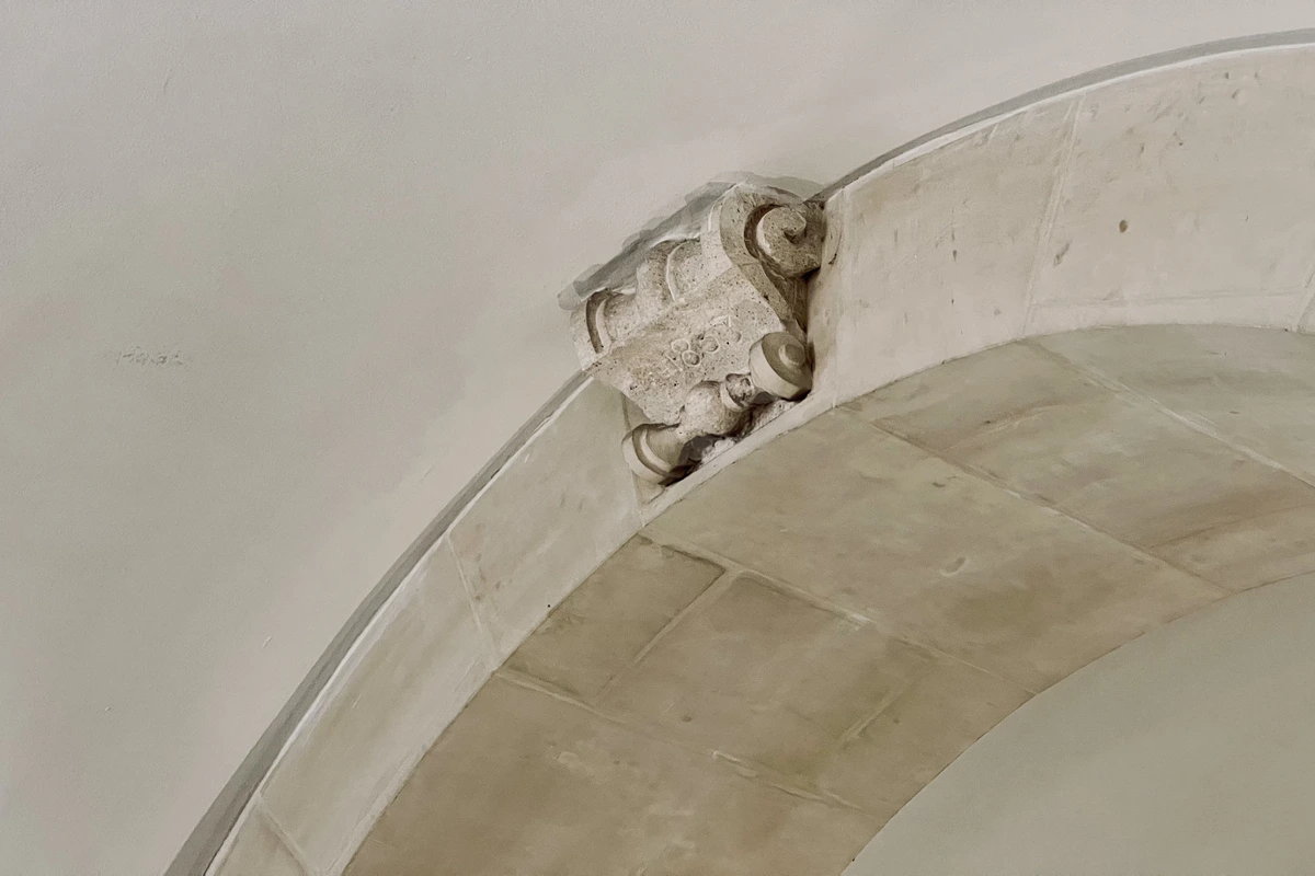 Palazzo Artemide, Ortigia, un'iscrizione di fine Ottocento sulla pietra