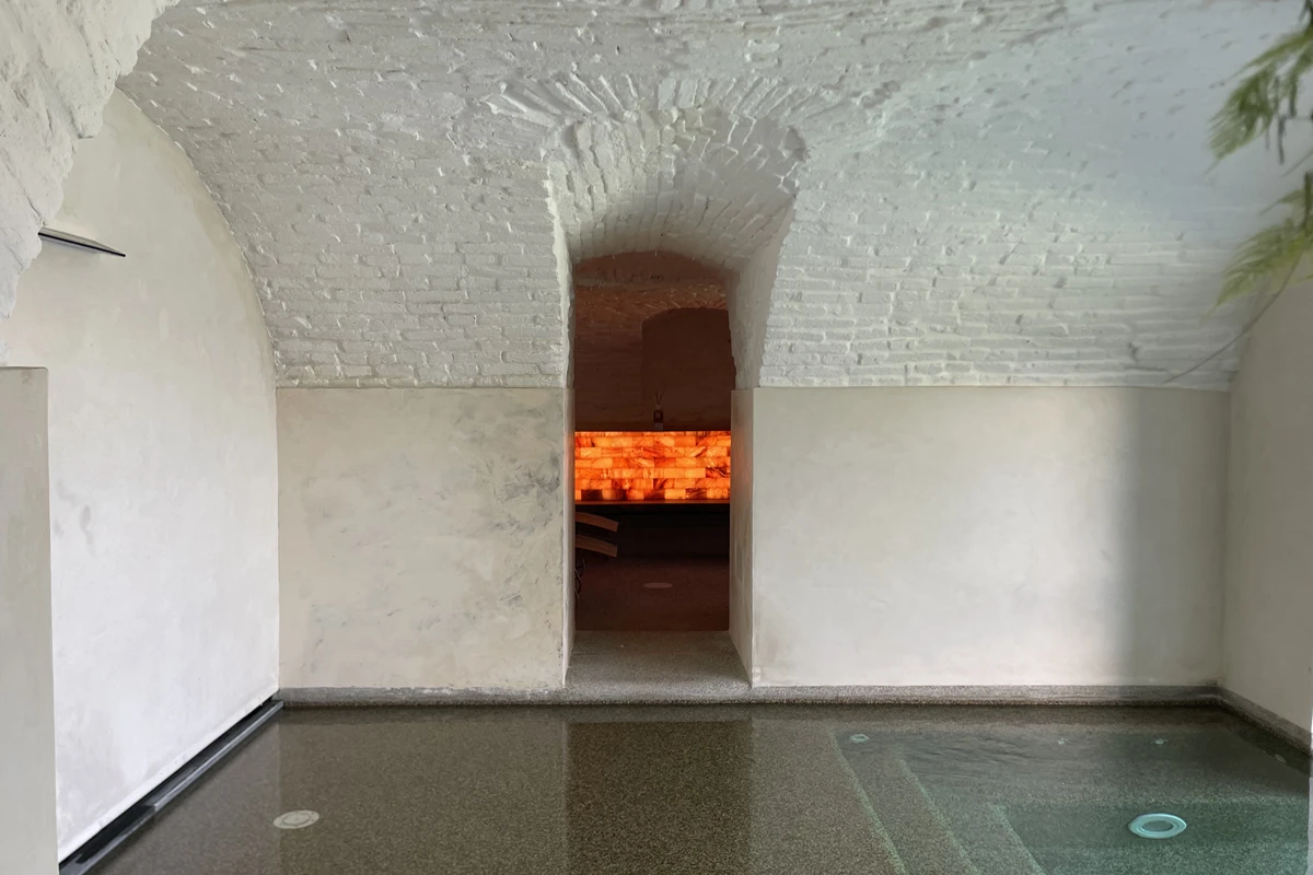 La Raia, la piscina in parte all'interno
