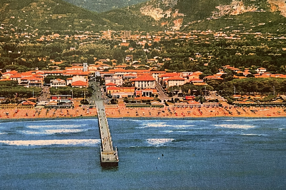 Cartoline di un tempo - il pontile e la spiaggia