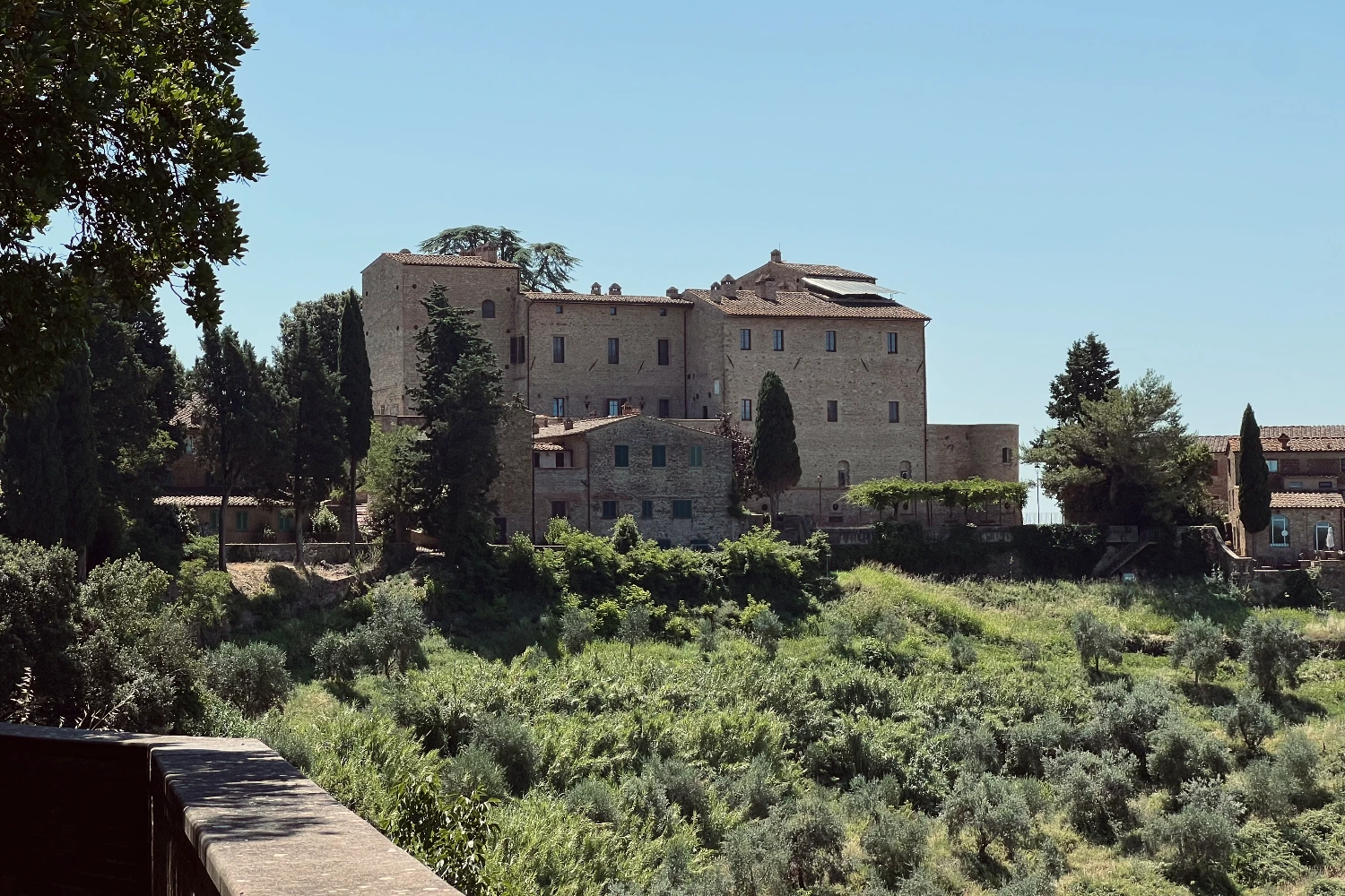 Castello di Castelfalfi, arroccato sulla valle Roglio
