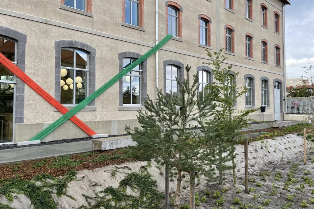 L’edificio che ospita la manifattura a Riom è un’antica tabaccheria costruita in cemento e mattoni, protetta dalla sopraintendenza quale edificio storico già dal 2004