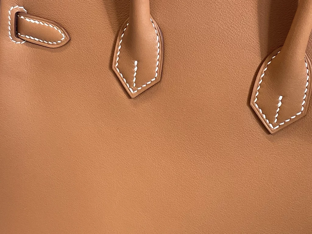 Qui si produrranno solo due modelli di borse, la Birkin e la Constance – la Birkin è sempre quella per la quale le signore, sia quelle eleganti sia quelle arriviste, devono iscriversi alla lista d’attesa esattamente come dovette fare Samantha Jones