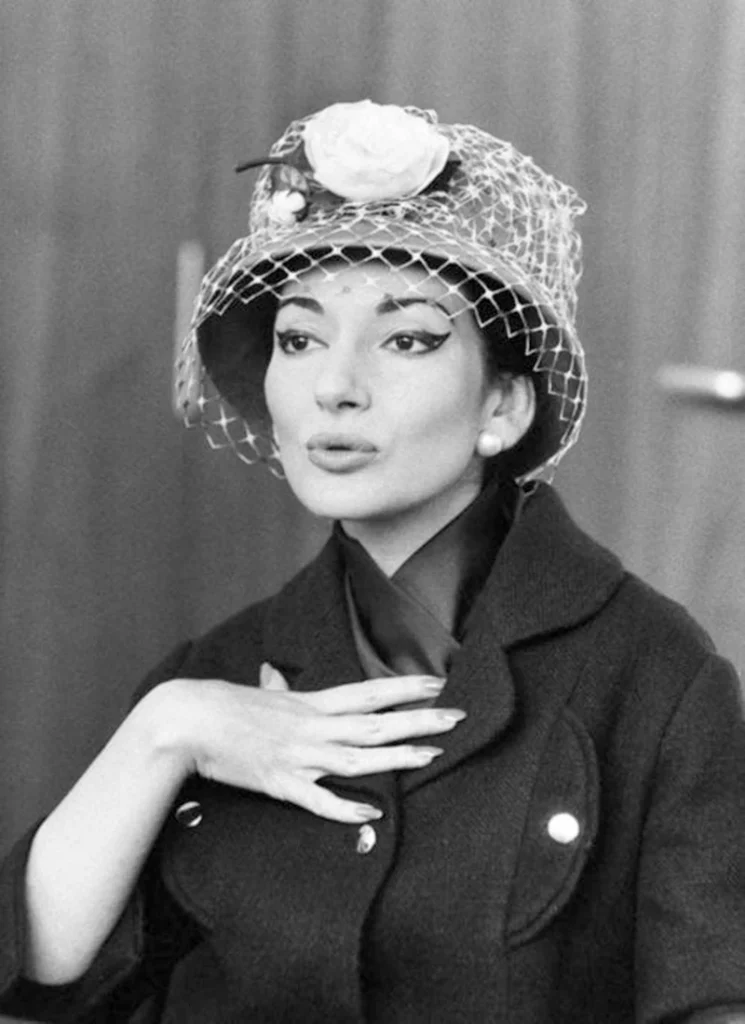 Maria Callas con la tipica veletta in testa
