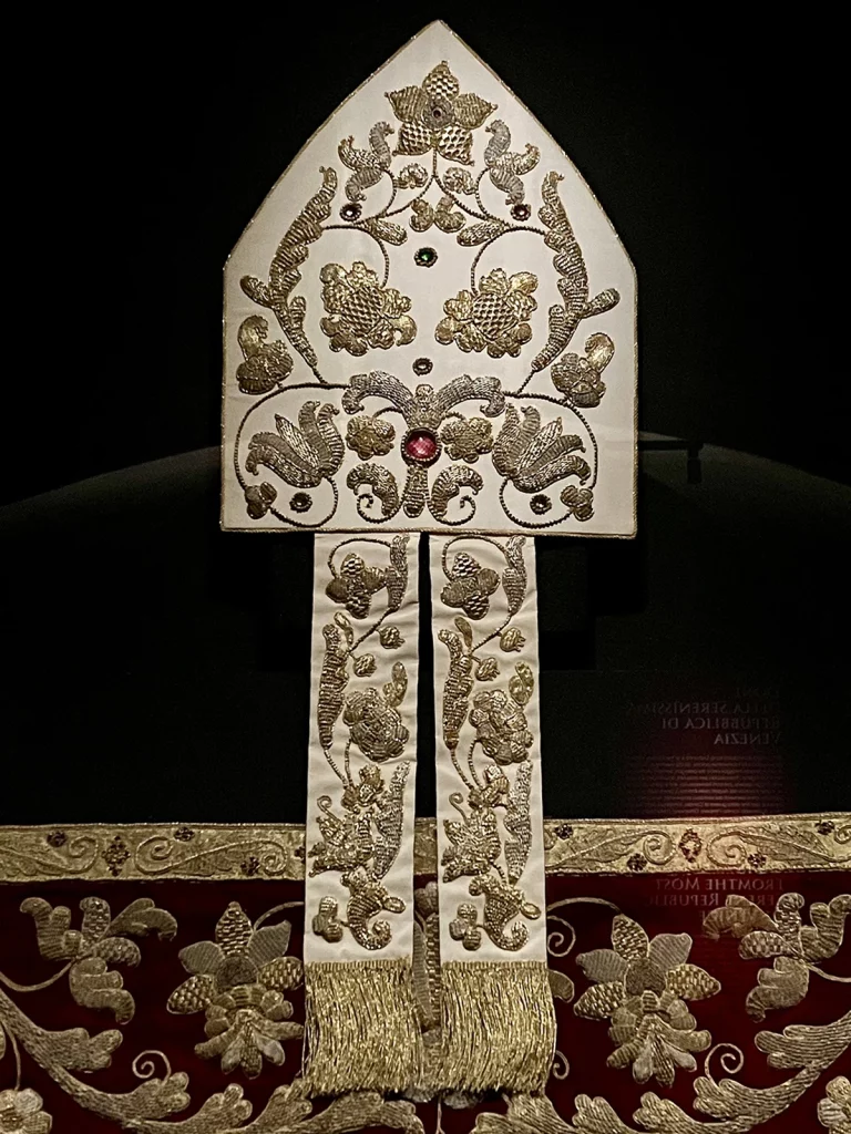 Mitra del commissario di Terra Santa di Venezia (dettaglio)