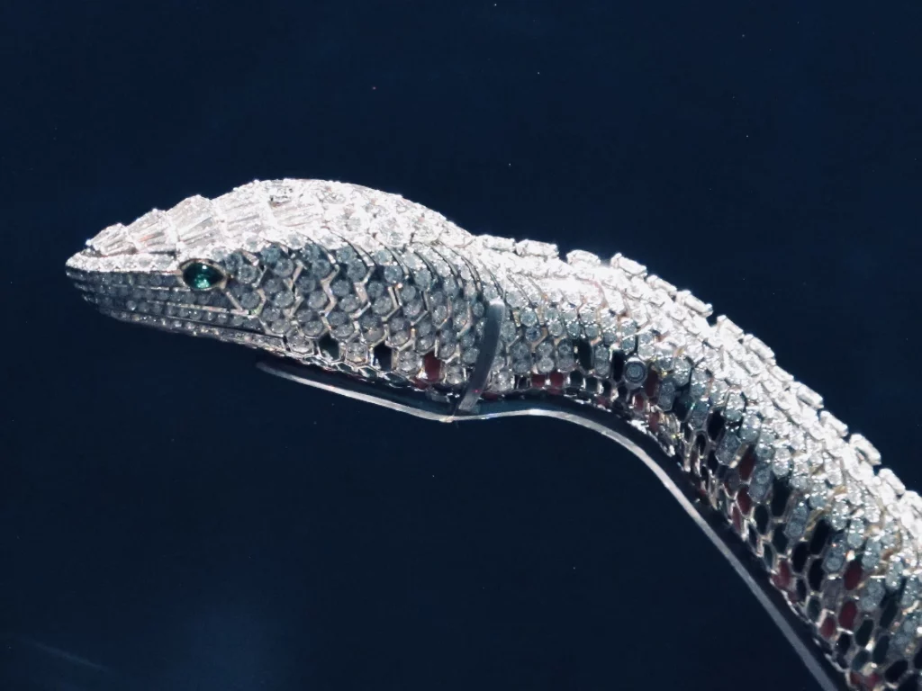 Cartier, The Power of Magic, il serpente in diamanti e smaldi, di Maria Felix