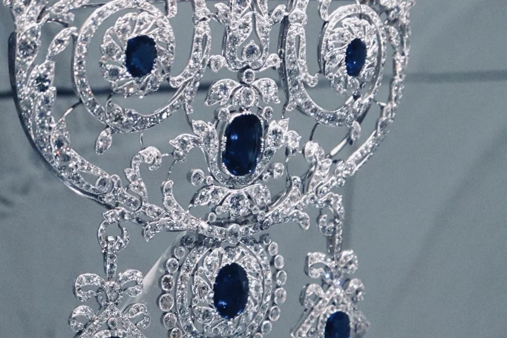 Cartier, The Power of Magic, spilla pettorale, diamanti e zaffiri, 1907