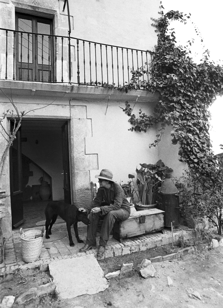Elsa in her Sant Martí Vell_s first home. 1976 ©Archivo Colita Fotografía