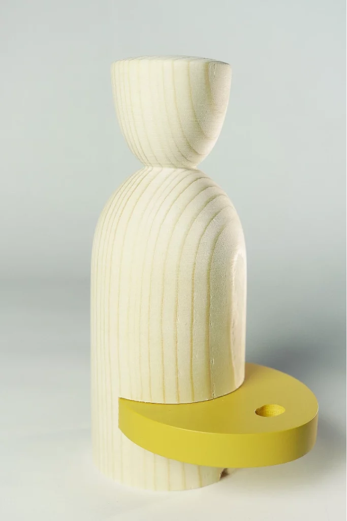 Uno dei prodotti presentati, in legno di abete, sviluppato in collaborazione con la Scuola Italiana Design